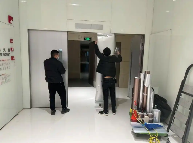 商場翻新貼膜——七日魔法變身，租金照收唔使停業！